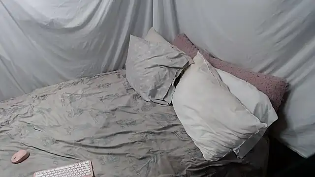 Snapshot of allissonw13 chatting on 11/10/25, 04:17 allissonw13 online show from 11/10/25, 04:17