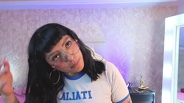 cute hollywood online show from 05/10/26, 07:52