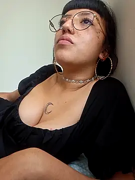 cute hollywood online show from 05/26/26, 04:25