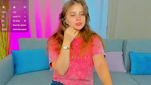 Snapshot of MilaDreamer chatting on 10/18/25, 06:37 MilaDreamer online show from 10/18/25, 06:37