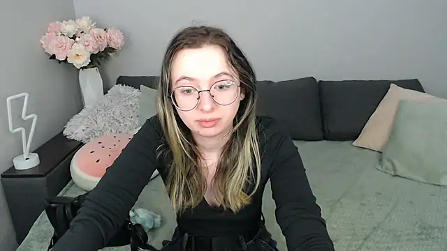 Snapshot of Mini_Diva chatting on 09/15/25, 08:03 Mini Diva online show from 09/15/25, 08:03