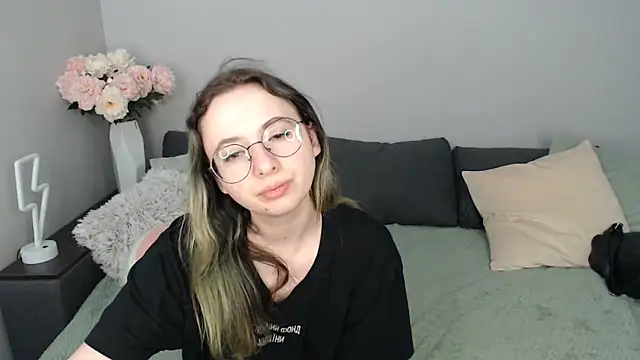 Snapshot of Mini_Diva chatting on 09/23/25, 08:06 Mini Diva online show from 09/23/25, 08:06