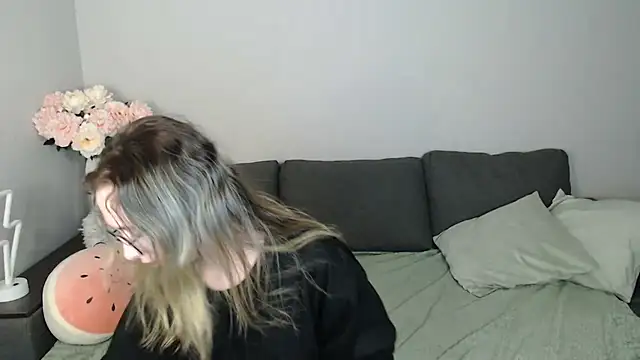 Snapshot of Mini_Diva chatting on 10/11/25, 08:13 Mini Diva online show from 10/11/25, 08:13