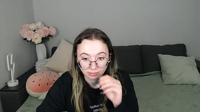 Snapshot of Mini_Diva chatting on 10/17/25, 08:06 Mini Diva online show from 10/17/25, 08:06