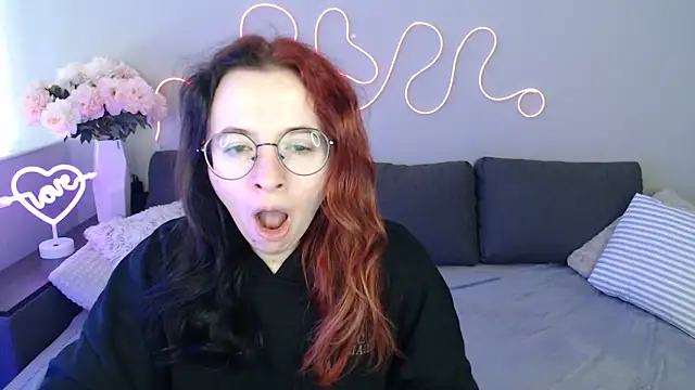 Snapshot of Mini_Diva chatting on 11/22/25, 09:08 Mini Diva online show from 11/22/25, 09:08