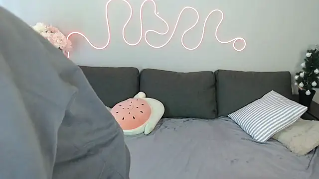 Snapshot of Mini_Diva chatting on 12/14/25, 09:14 Mini Diva online show from 12/14/25, 09:14