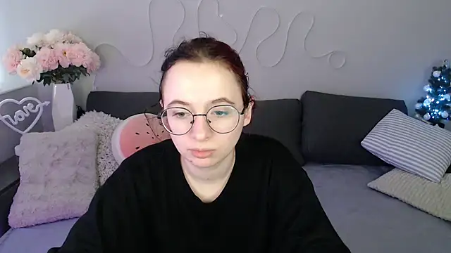 Snapshot of Mini_Diva chatting on 12/16/25, 09:14 Mini Diva online show from 12/16/25, 09:14