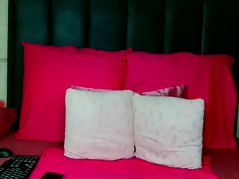 Snapshot of Kiaralane_xx chatting on 11/05/25, 01:11 Kiaralane xx online show from 11/05/25, 01:11