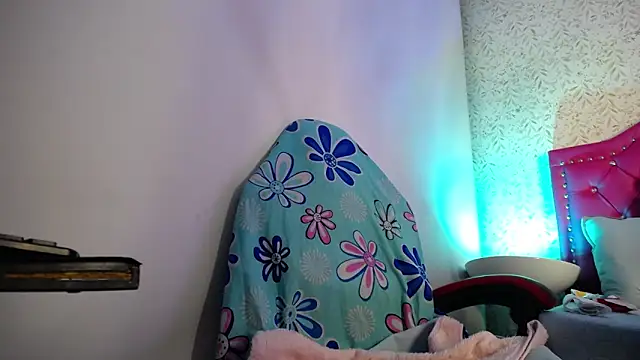 luly pink online show from 04/22/26, 04:04