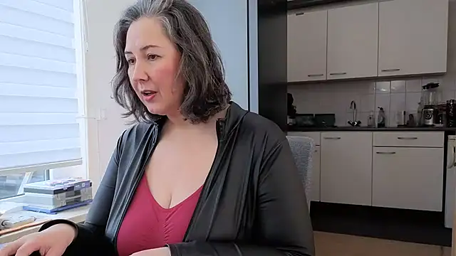 MilfGina online show from 03/12/26, 12:11