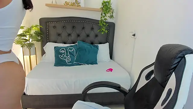 zoe danae  online show from 02/22/25, 12:19