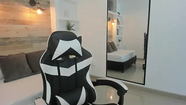 zoe danae  online show from 02/27/26, 12:27