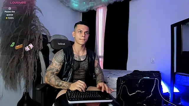 Snapshot of Aron_Dark chatting on 02/25/26, 07:01 Aron Dark online show from 02/25/26, 07:01