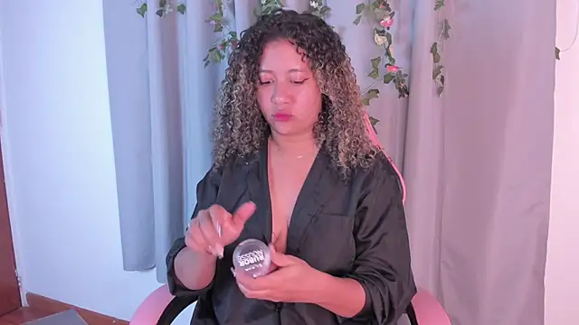 Kenia tompson01 online show from 11/15/25, 01:07