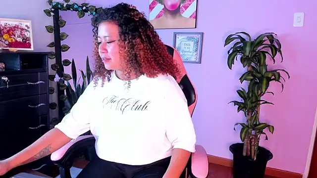 Kenia tompson01 online show from 01/08/26, 06:21