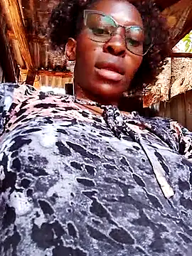 Snapshot of LOVELY-2BERRY chatting on 10/18/25, 08:59 LOVELY-2BERRY online show from 10/18/25, 08:59