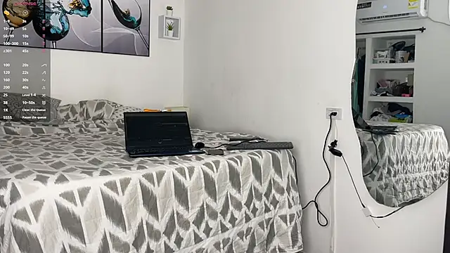 Snapshot of wendy_alejo1712 chatting on 10/31/25, 12:33 wendy alejo1712 online show from 10/31/25, 12:33