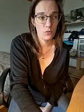 Snapshot of SpiceLea chatting on 03/04/25, 12:33 SpiceLea online show from 03/04/25, 12:33