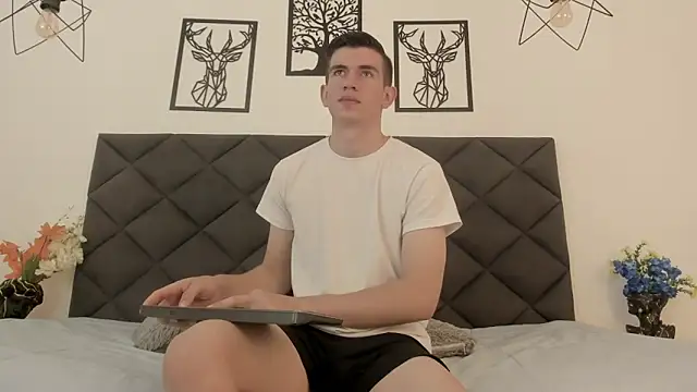 Snapshot of MikaelSlow chatting on 02/01/25, 04:14 MikaelSlow online show from 02/01/25, 04:14