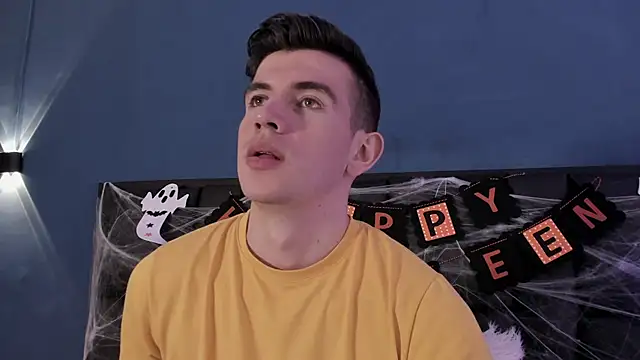 Snapshot of MikaelSlow chatting on 10/19/25, 04:35 MikaelSlow online show from 10/19/25, 04:35