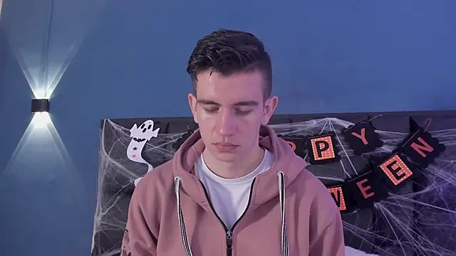 Snapshot of MikaelSlow chatting on 10/28/25, 04:05 MikaelSlow online show from 10/28/25, 04:05