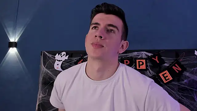 Snapshot of MikaelSlow chatting on 10/31/25, 04:02 MikaelSlow online show from 10/31/25, 04:02