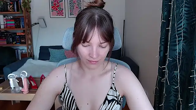 Snapshot of kenzie_x chatting on 06/25/26, 06:40 kenzie x online show from 06/25/26, 06:40
