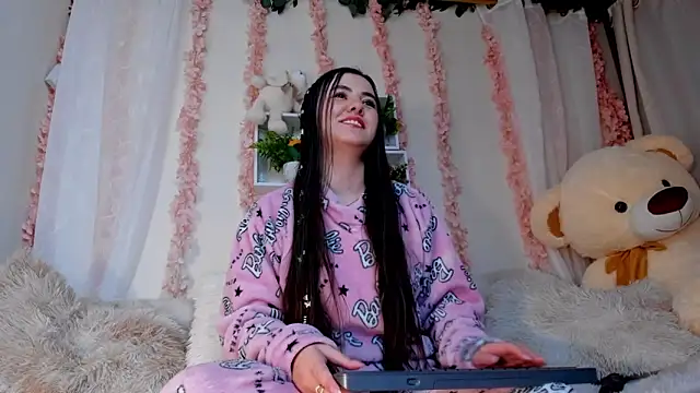 Snapshot of Idara_and_Edahi01 chatting on 11/14/25, 05:17 Idara and Edahi01 online show from 11/14/25, 05:17