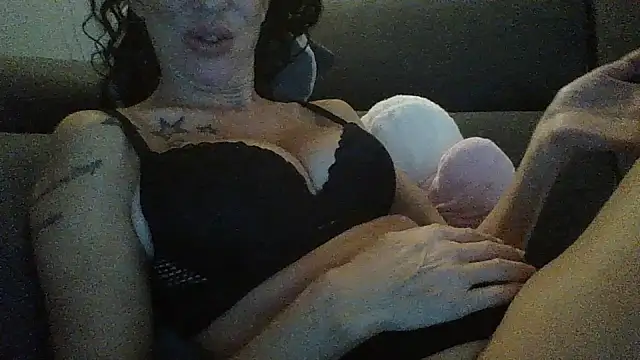 Snapshot of MarikaMilff chatting on 10/14/25, 09:15 MarikaMilff online show from 10/14/25, 09:15