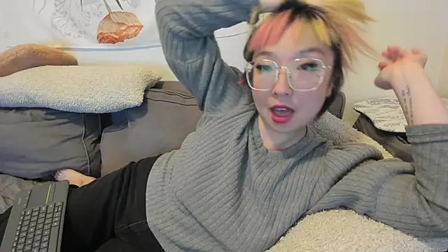 Snapshot of luxgray chatting on 12/15/24, 01:35 luxgray online show from 12/15/24, 01:35