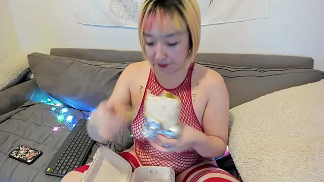 Snapshot of luxgray chatting on 12/24/24, 01:38 luxgray online show from 12/24/24, 01:38