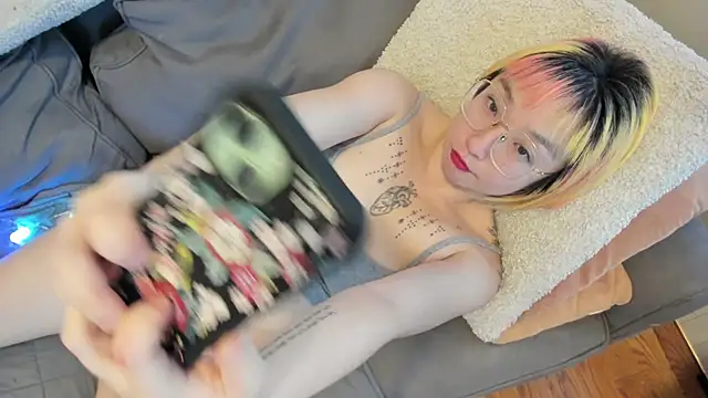 Snapshot of luxgray chatting on 12/26/24, 09:37 luxgray online show from 12/26/24, 09:37