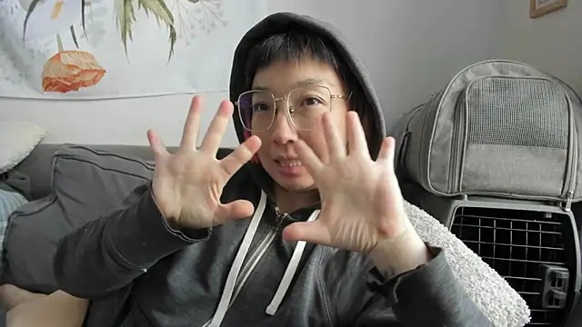 Snapshot of luxgray chatting on 12/21/25, 05:42 luxgray online show from 12/21/25, 05:42