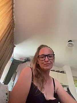Snapshot of KikiDenhaag chatting on 07/17/26, 11:39 KikiDenhaag online show from 07/17/26, 11:39