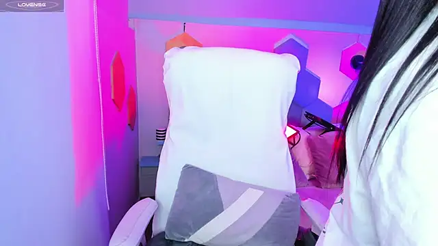 Hanna  Becker  online show from 01/14/25, 06:56