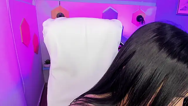 Hanna  Becker  online show from 01/21/25, 07:04