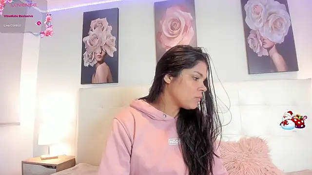 Snapshot of Sweetdreamses_ chatting on 12/12/24, 12:44 Sweetdreamses online show from 12/12/24, 12:44