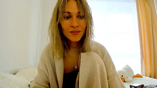 Mona Cruz online show from 02/19/25, 09:06