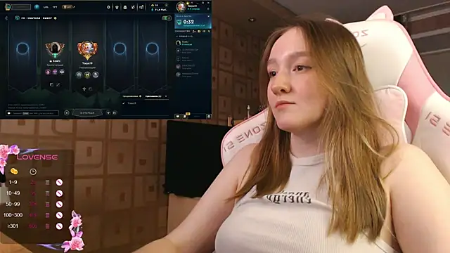 Snapshot of MoonlishSiren chatting on 10/19/25, 08:53 MoonlishSiren online show from 10/19/25, 08:53