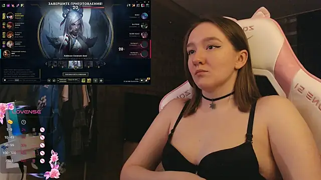 MoonlishSiren online show from 12/19/25, 08:16