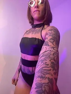 Snapshot of ValenGray chatting on 11/17/25, 11:49 ValenGray online show from 11/17/25, 11:49