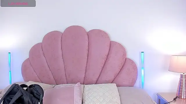 Nicole Paradise online show from 02/09/26, 01:04