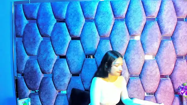 Aurora 18 online show from 10/10/25, 02:16