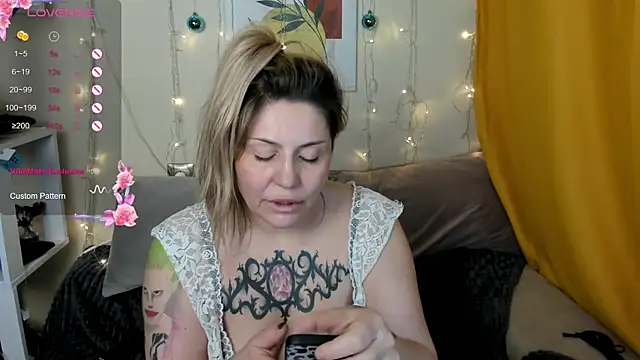 Snapshot of fucking_punishment chatting on 01/01/25, 06:05 fucking punishment online show from 01/01/25, 06:05