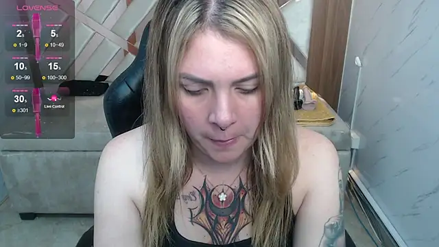 Snapshot of Paula_b_ chatting on 06/20/26, 12:52 Paula b online show from 06/20/26, 12:52
