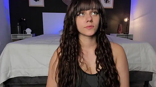 Snapshot of VioletPaket chatting on 12/18/24, 09:51 VioletPaket online show from 12/18/24, 09:51