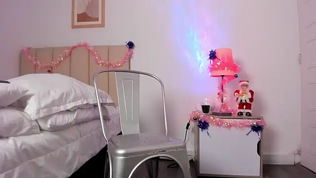 Snapshot of VioletPaket chatting on 12/31/24, 01:19 VioletPaket online show from 12/31/24, 01:19