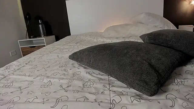 Snapshot of VioletPaket chatting on 02/13/25, 09:27 VioletPaket online show from 02/13/25, 09:27