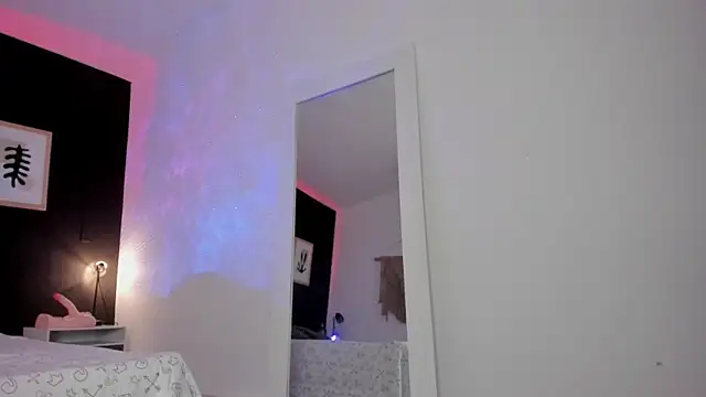 Snapshot of VioletPaket chatting on 02/19/25, 12:35 VioletPaket online show from 02/19/25, 12:35