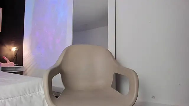 Snapshot of VioletPaket chatting on 03/14/25, 09:32 VioletPaket online show from 03/14/25, 09:32